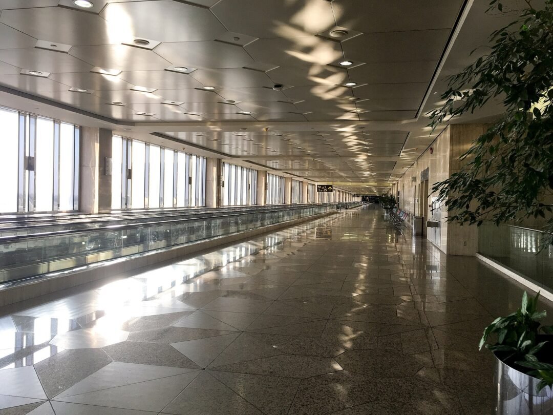 ATACAN EL AEROPUERTO INTERNACIONAL REY FAHD DE DAMMAM, EN ARABIA SAUDÍ: AL MENOS UN MUERTO Y OCHO HERIDOS