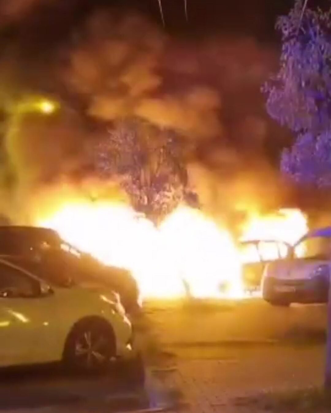 UN INCENDIO CALCINA CINCO COCHES EN UN APARCAMIENTO DE LEGANÉS, EN MADRID