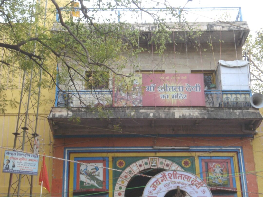 CAMIÓN SIN CONTROL ARROLLA A PEREGRINOS FRENTE A UN TEMPLO EN LA INDIA Y DEJA AL MENOS 15 MUERTOS
