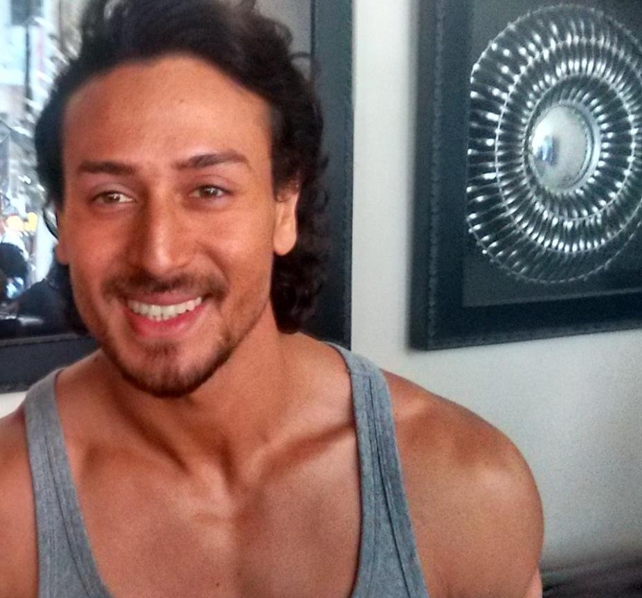 DISPARAN CONTRA EL ACTOR TIGER SHROFF EN MUMBAI; ÉL ESTÁ ILESO